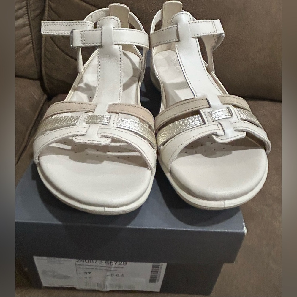 NIB- Ecco Women's Sandals in Cream and Gold Size 6-6.5